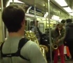new-york metro saxophone Sax Battle dans le métro de New York (Part 2)