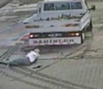 camionnette Un touriste se fait rouler dessus par une camionnette