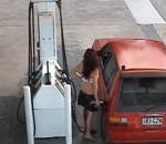 femme voiture voleur Un voleur d'essence panique
