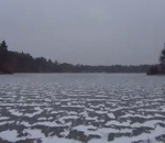 gele Le bruit d'une balle de golf sur un lac gelé