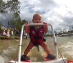 nautique bebe Un bébé fait du ski nautique