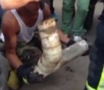 evacuation chine Un bébé coincé dans un tuyau d'évacuation