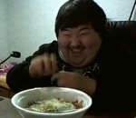 gros homme Ce Coréen aime la bouffe
