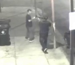 camera homme passant Un homme désarme son agresseur