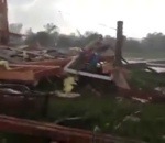 destruction Une famille sort de son abri après le passage d'une tornade