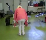flip Une mamie de 90 ans fait un double backflip