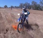 moto feu Une motocross met le feu à un champ