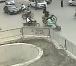 chute regis Régis traverse un carrefour en scooter