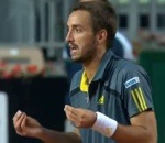 tennis joueur Viktor Troiki s'énerve contre l'arbitre