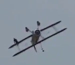 feu avion Crash d'un avion de voltige pendant un show aérien