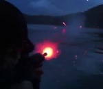 arme fusil Ricochet sur l'eau avec des balles traçantes