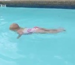piscine Un bébé comme un poisson dans l'eau