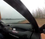 drift Drift en voiture près d'un lac