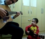 guitare enfant chanson Un enfant de 2 ans chante Don't Le Me Down des Beatles