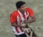 football Un joueur de foot jette un chien