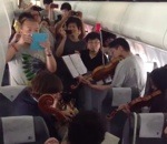 orchestre Un orchestre joue dans un avion
