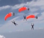 attraper parachutiste Un parachutiste essaie d'attraper une chaussure perdue