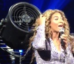 beyonce concert Beyoncé les cheveux dans un ventilateur