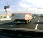 feu camion accident Camion transportant des bouteilles de gaz vs Bus