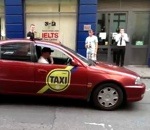 femme rue Un chauffeur de taxi danse sur Get Lucky