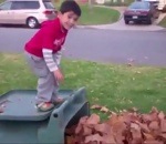 poubelle Un enfant saute dans un tas de feuilles