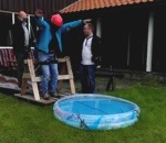 vie enterrement Faux saut à l'élastique dans une piscine gonflable