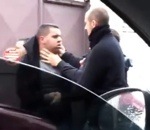 police policier arrestation Un flic donne un coup de boule