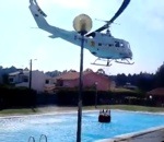 bombardier Un hélicoptère bombardier d'eau ravitaille dans une piscine