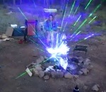 camp Lasers dans un feu de camp
