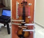 instrument Une machine joue du violon