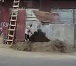 chantier corde Technique pour monter un seau de sable
