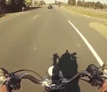 voiture moto Un motard rentre dans une voiture