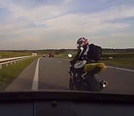 voiture chute moto Un motard freine devant une voiture
