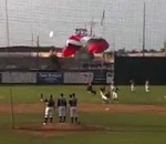 parachute collision baseball Parachutiste vs Joueur de Baseball