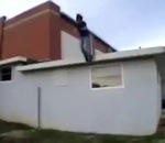 ko faceplant Faceplant en sautant d'un toit