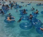 piscine sauvetage Un maître-nageur sauve une fille de la noyade