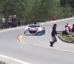 traverser voiture Des spectateurs traversent devant Loeb à Pikes Peak
