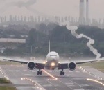 atterrissage avion Un avion crée un vortex en atterrissant