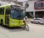 velo Un cycliste freine devant un bus
