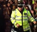 carnaval policier Des policiers dansent à un carnaval