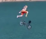 velo eau saut Méga saut en vélo dans un lac