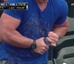muscle Homme musclé vs bouteille d'eau