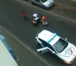 police femme Interpellation musclée de deux policiers français