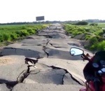 trou route Route russe après une inondation