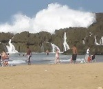 plage vague Vagues dans une plage fermée