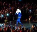concert fan Beyoncé tirée hors de scène par un fan