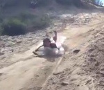 fille descente Descendre une dune de sable sur un matelas gonflable