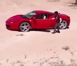 drift sable Un enfant drifte avec une Ferrari