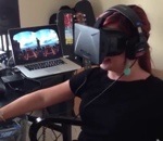 masque virtuel Une femme essaie des montagnes russes virtuelles (Oculus Rift)