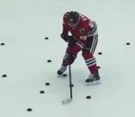 hockey joueur Patrick Kane est habile avec sa crosse